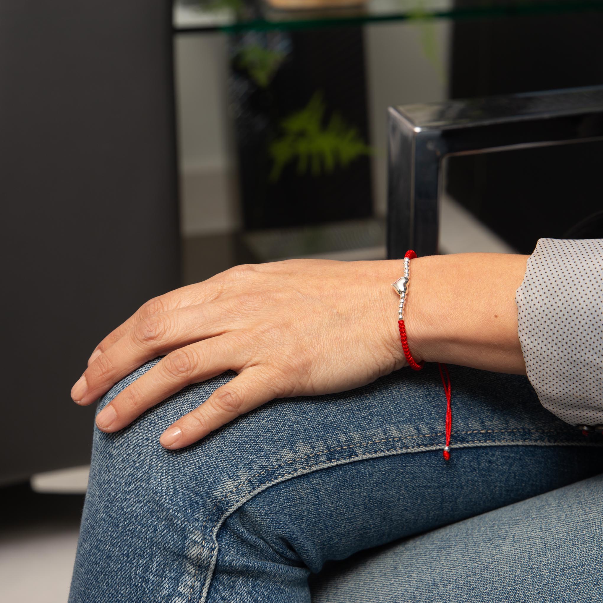 Pulsera de hilo con dije de corazón en plata