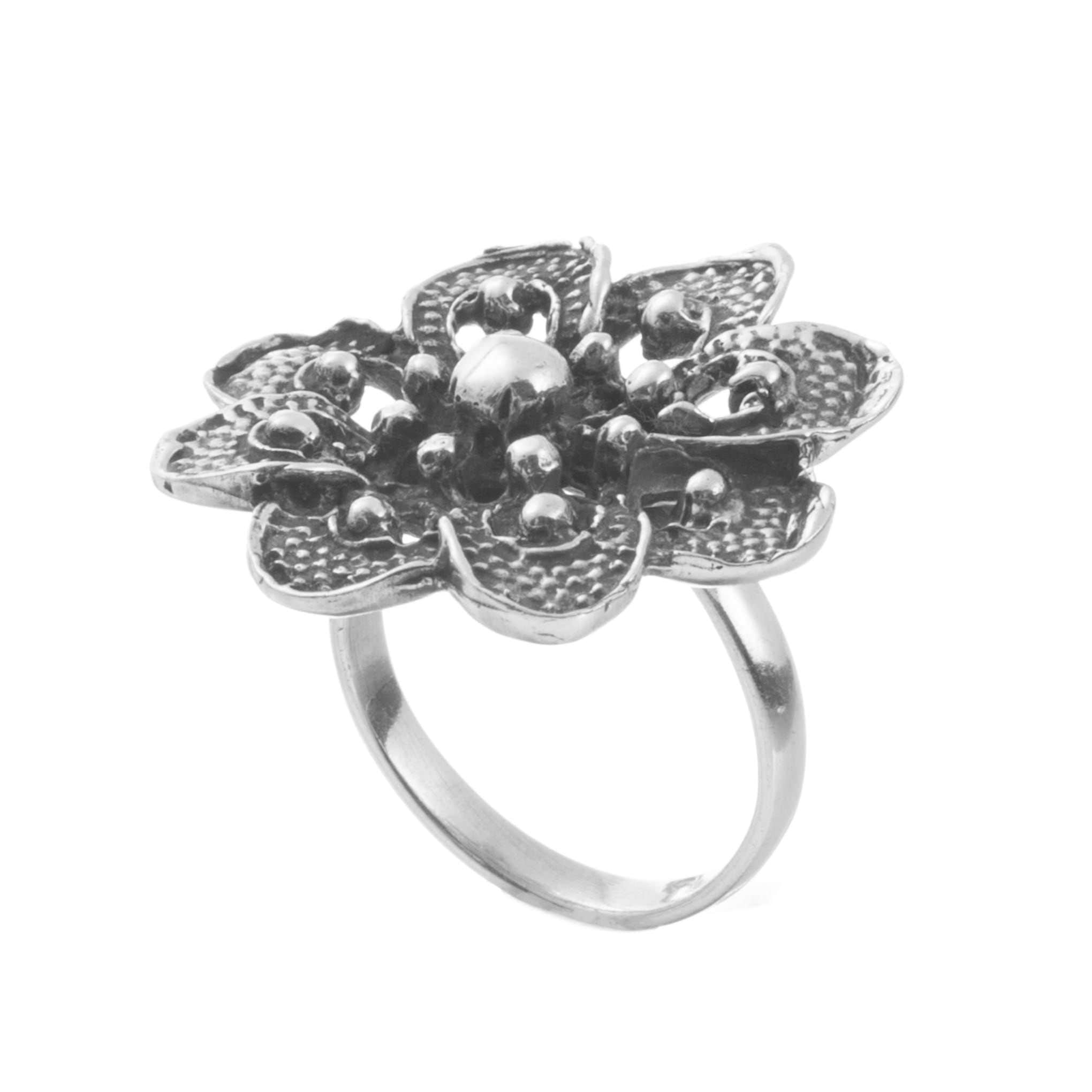 Anillo flor obscuro  de plata mexicana