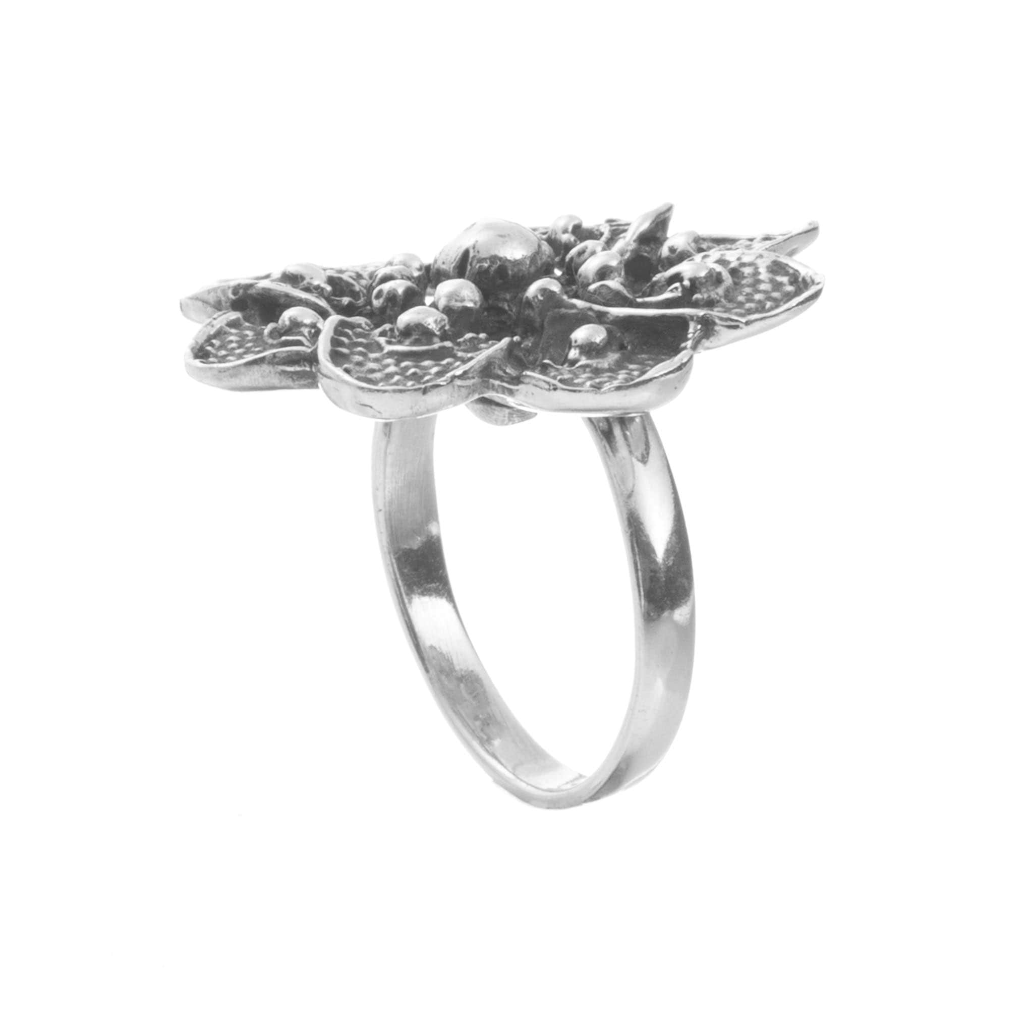 Anillo flor obscuro  de plata mexicana