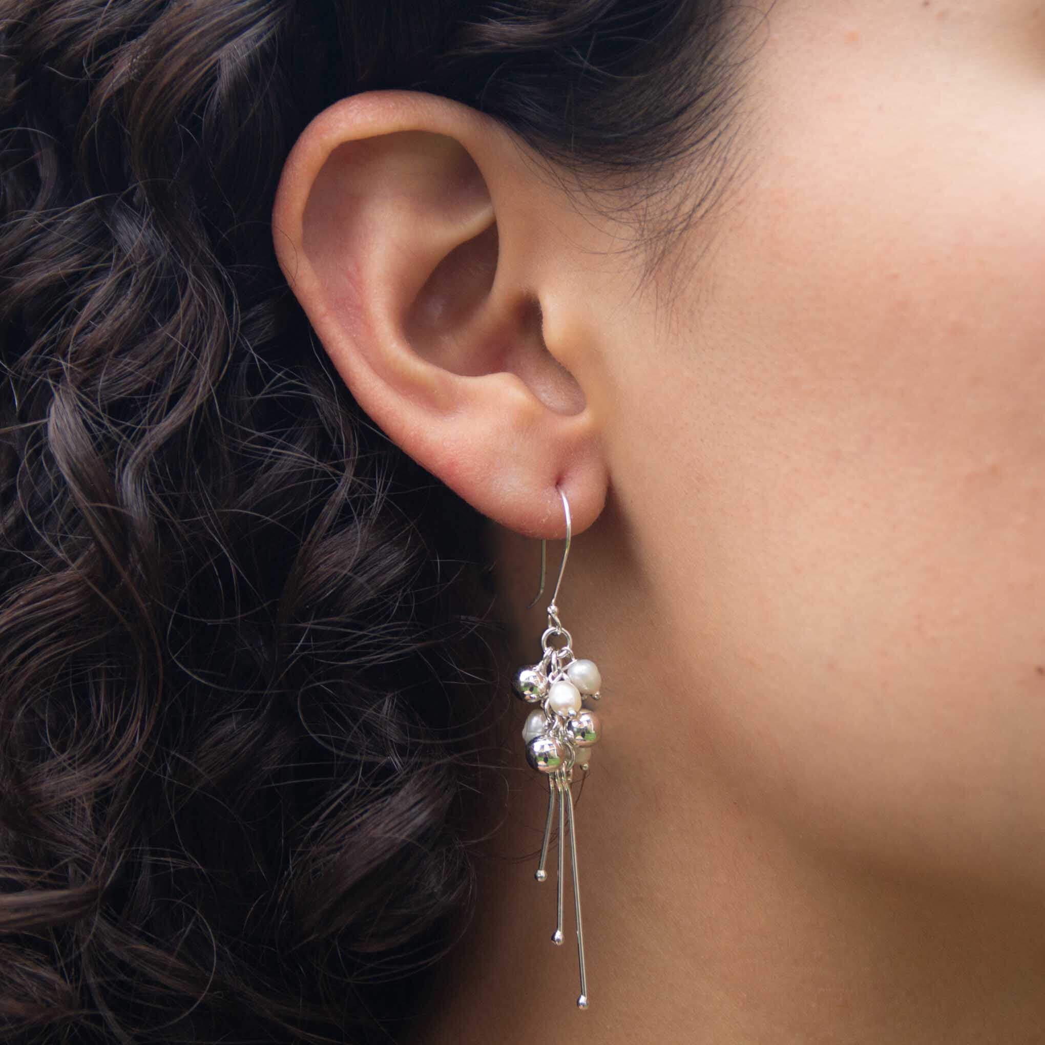 Aretes de plata con esferas y perlas de plata mexicana