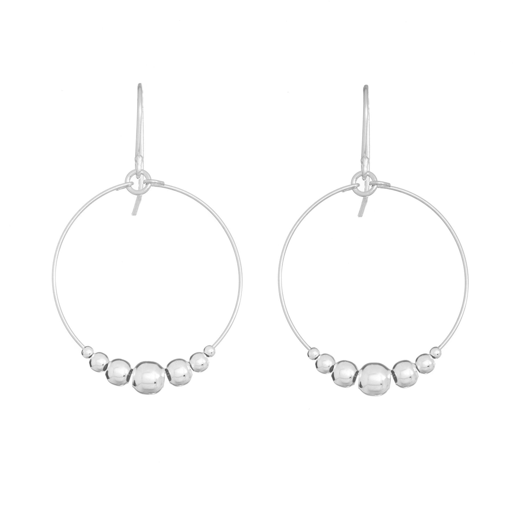 Aretes de contorno circular con esferas de plata