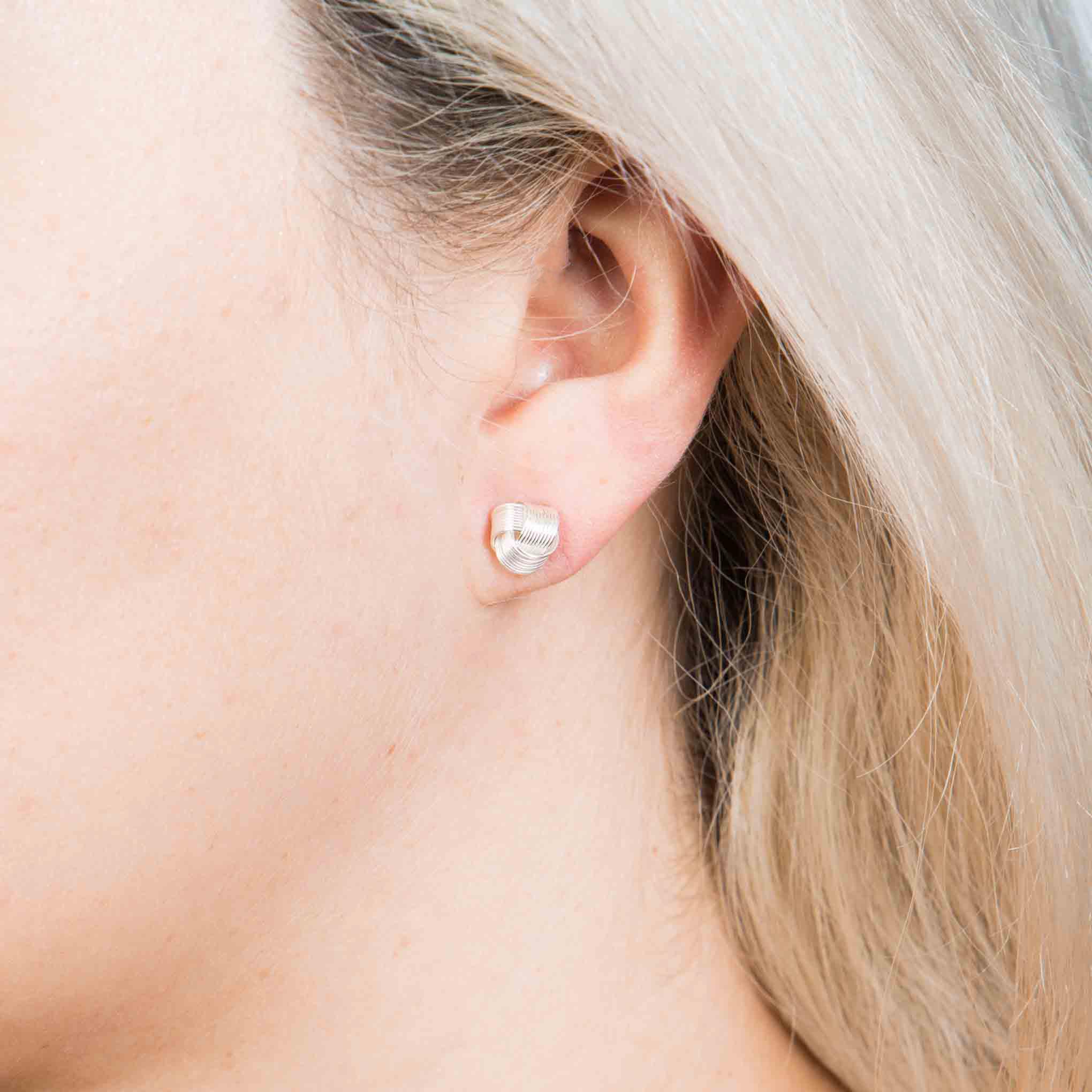 Aretes nudo de plata