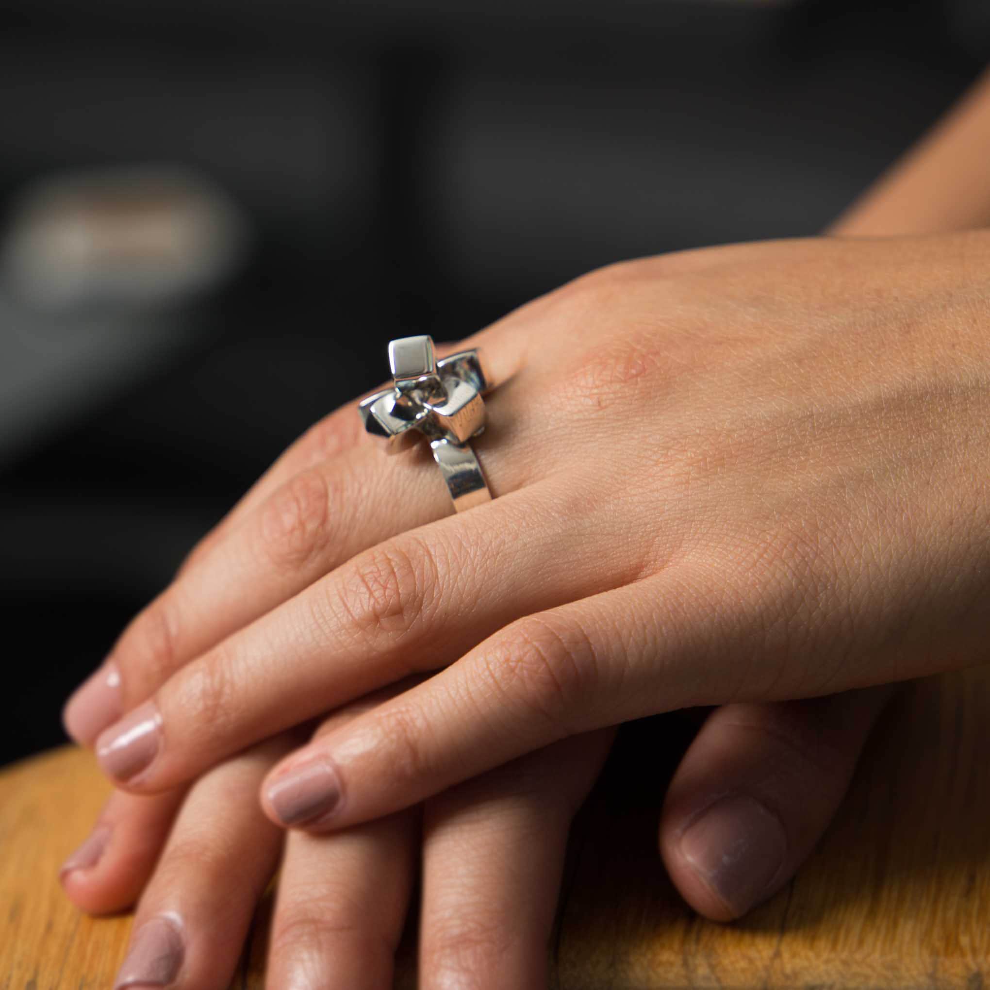 Anillo de Plata con cubos colgantes