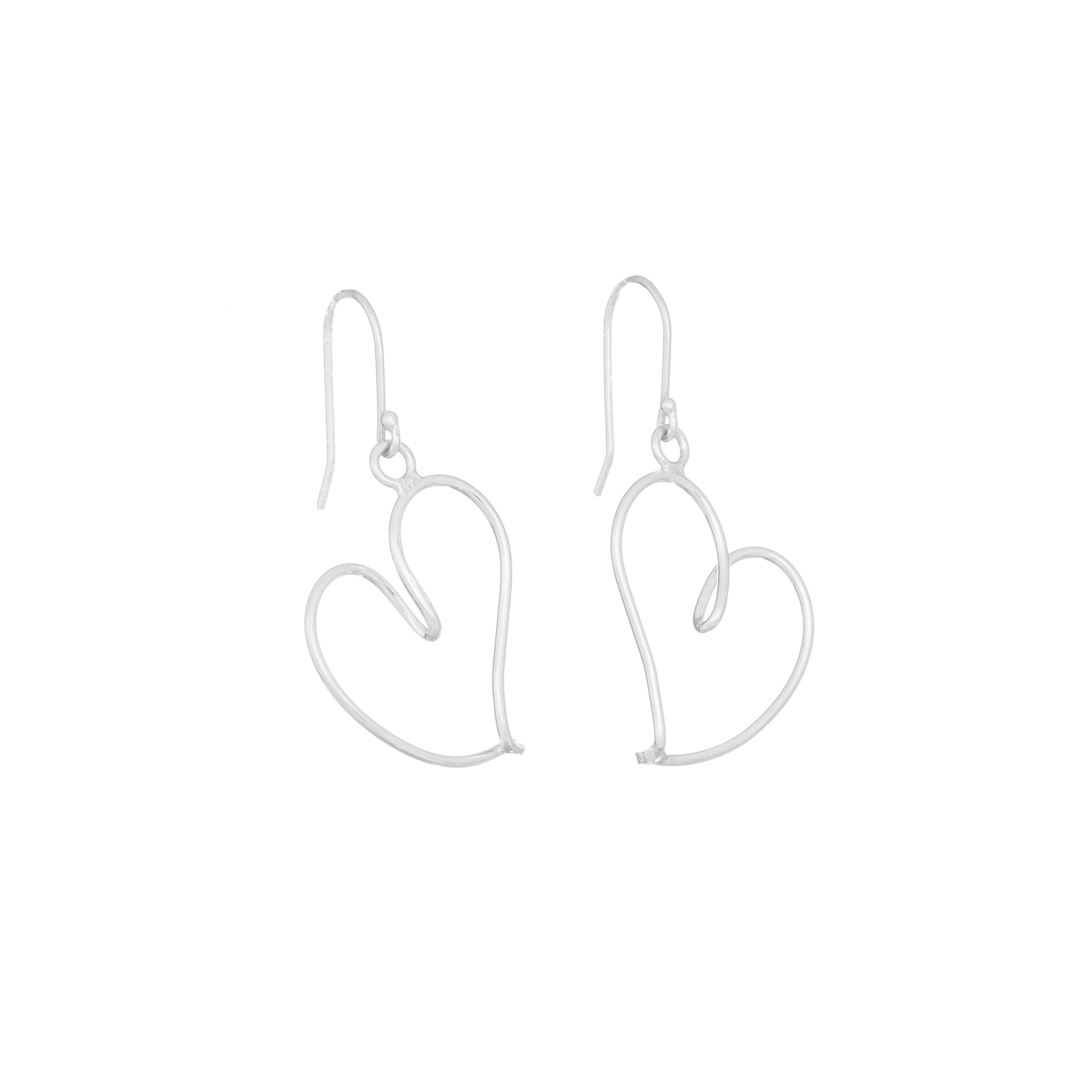 Aretes contorneados de plata en forma de corazón